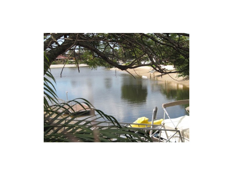 78 Clear Island Rd, Broadbeach Waters QLD 4218