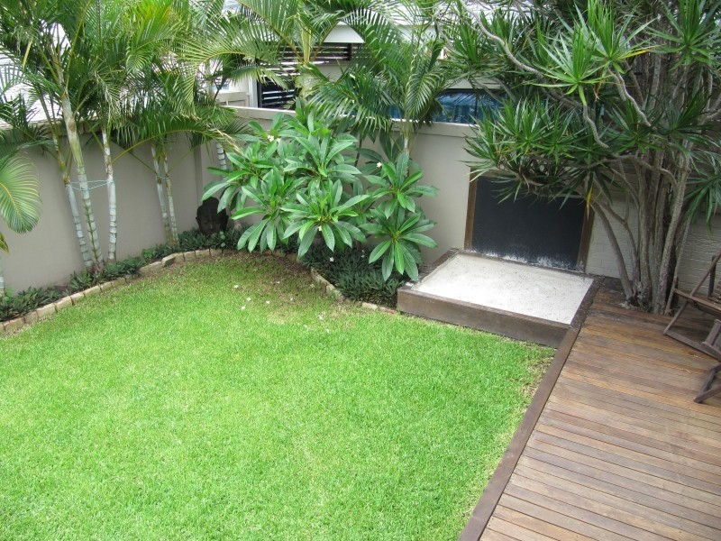 2 Bahia Court, Broadbeach Waters QLD 4218