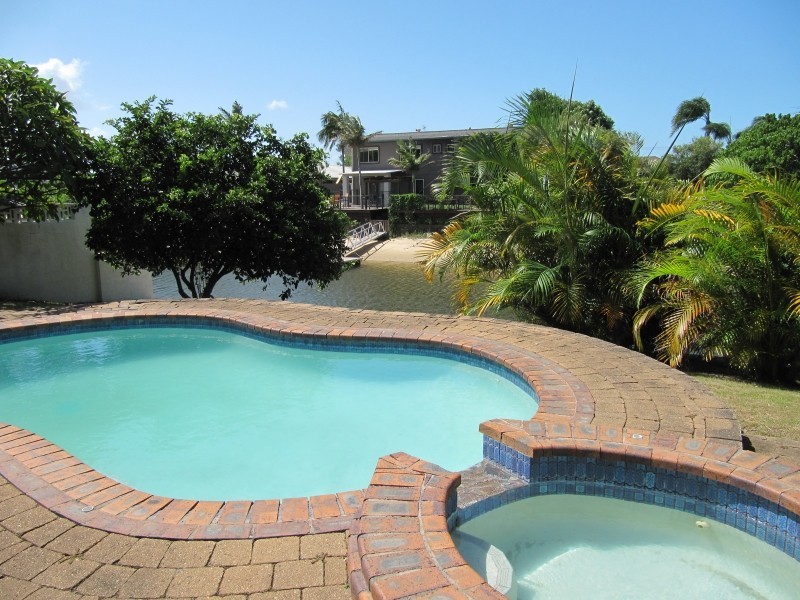 11 Poinciana Blvd, Broadbeach Waters QLD 4218