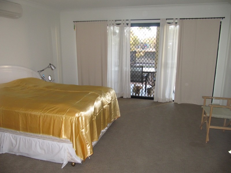 13 Poinciana Blvd, Broadbeach Waters QLD 4218