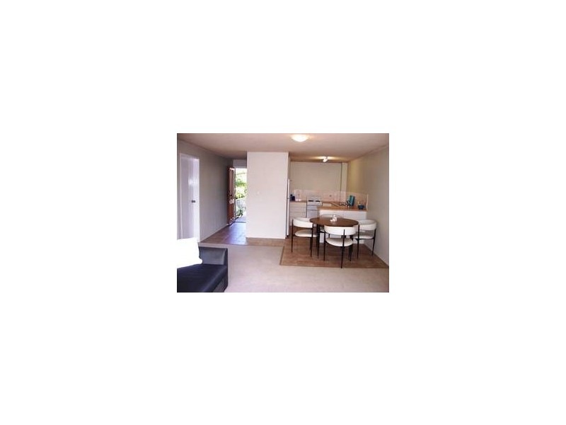 6 Parker, Labrador QLD 4215