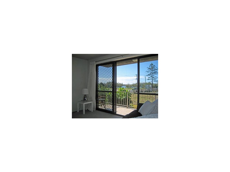 6 Parker, Labrador QLD 4215