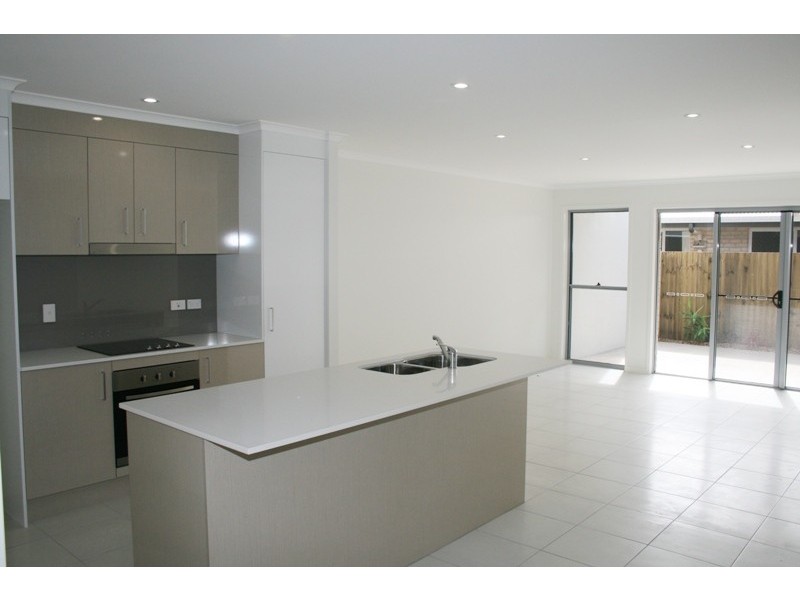 2/16 Cumberland Cresent, Meridan Plains QLD 4551