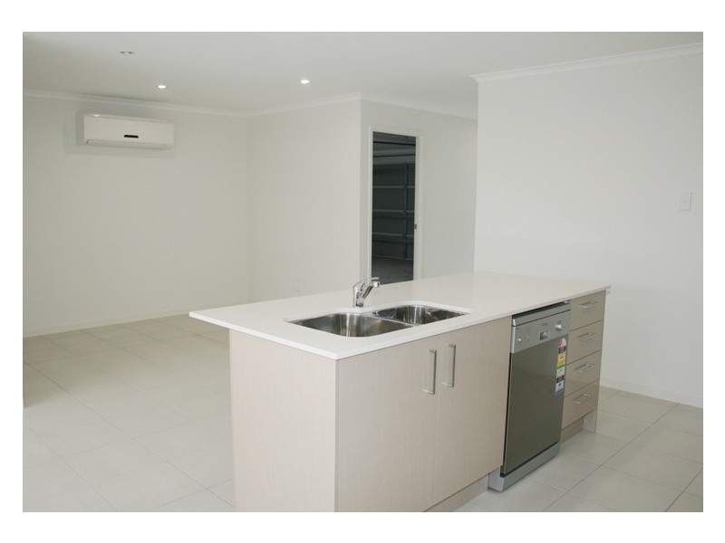 2/16 Cumberland Cresent, Meridan Plains QLD 4551