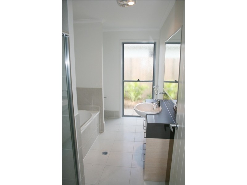 2/16 Cumberland Cresent, Meridan Plains QLD 4551