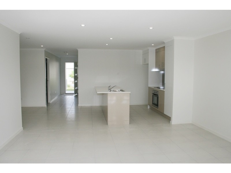 2/16 Cumberland Cresent, Meridan Plains QLD 4551