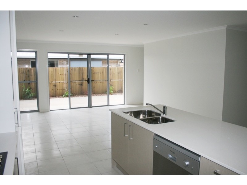 2/16 Cumberland Cresent, Meridan Plains QLD 4551