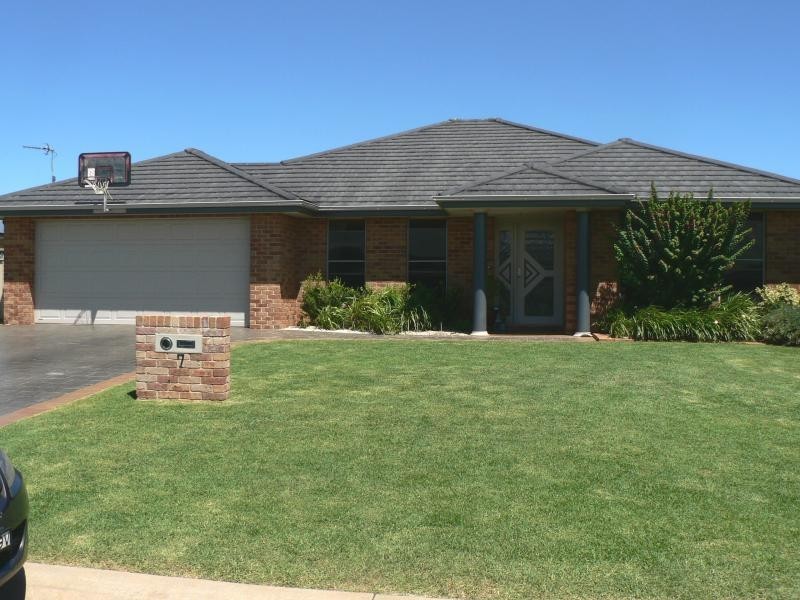 7 Cronin Place, Dubbo NSW 2830