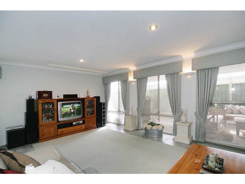 23 Lakewook Cove, Kenwick WA 6107