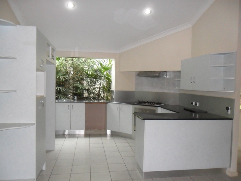 21 WHITIAN DR, Carrara QLD 4211