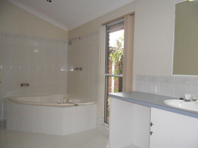 21 WHITIAN DR, Carrara QLD 4211