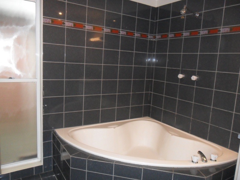 21 WHITIAN DR, Carrara QLD 4211