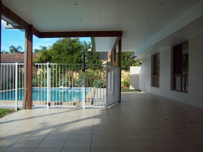 159 Barrier Reef Dr, Mermaid Waters QLD 4218