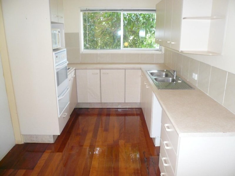 137 BENOWA RD, Southport QLD 4215