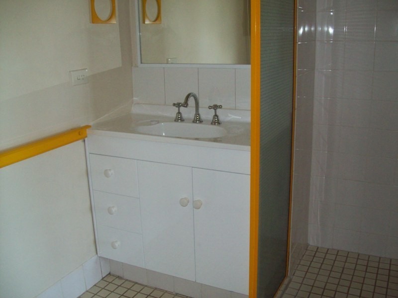 5w/11 FAIRWAY DR, Clear Island Waters QLD 4226