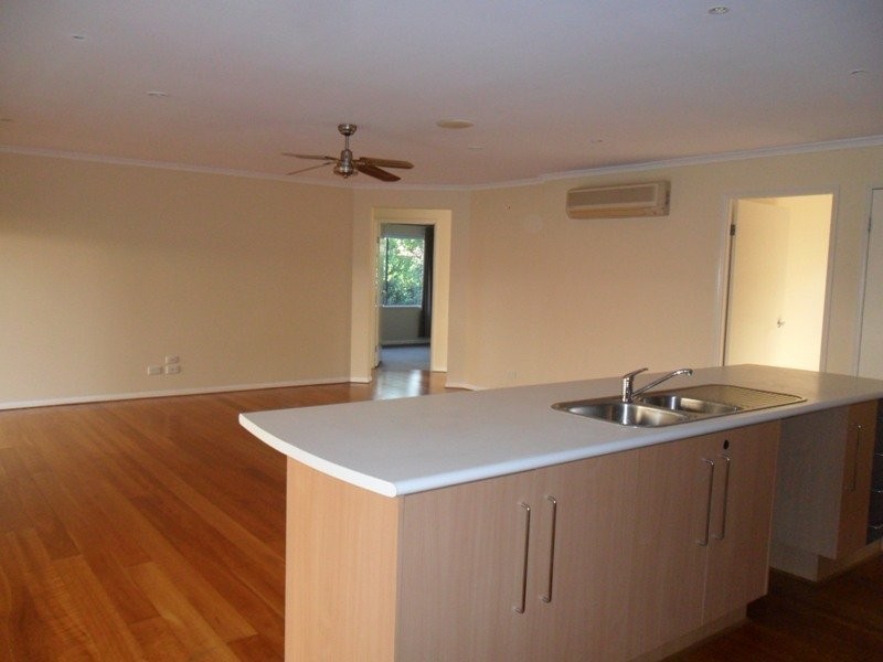 32 Santa Isobela, Pacific Pines QLD 4211