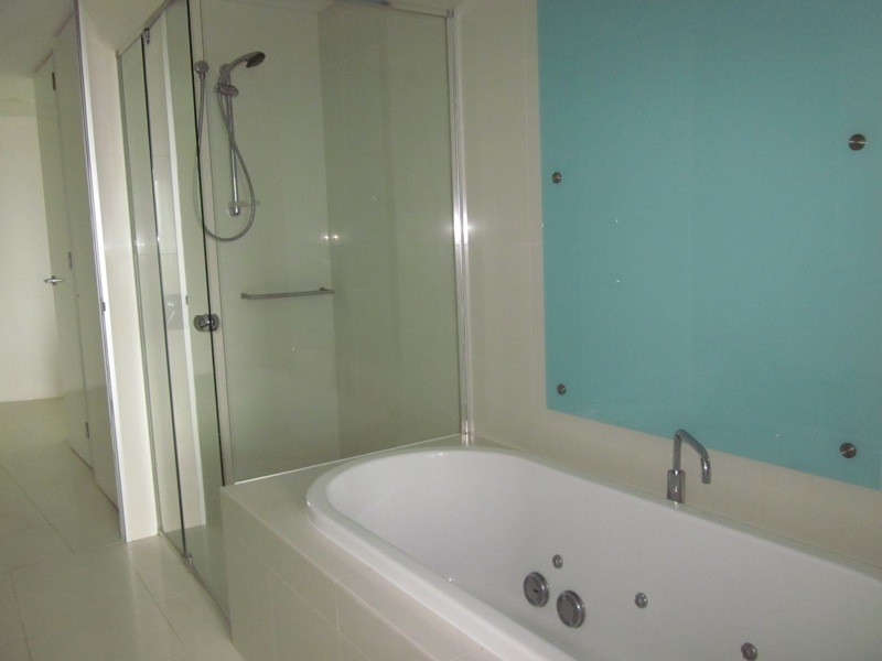 9 HAMILTON AVE, Surfers Paradise QLD 4217