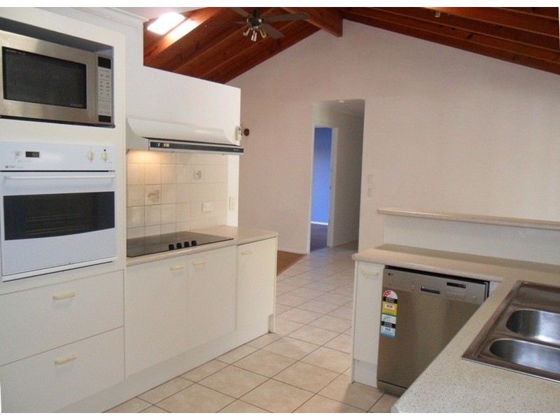 5 Launch Rd, Mermaid Waters QLD 4218