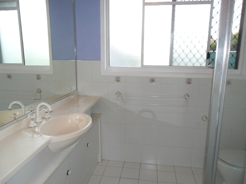 5 Launch Rd, Mermaid Waters QLD 4218