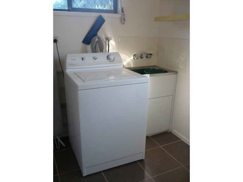 9 OAKLAND DR, Burleigh Waters QLD 4220