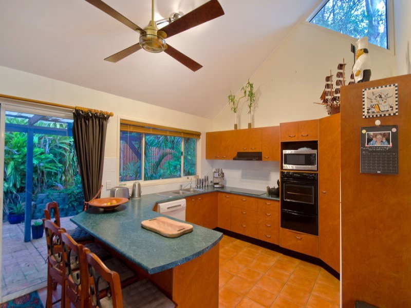 9 RADIATA CRT, Elanora QLD 4221