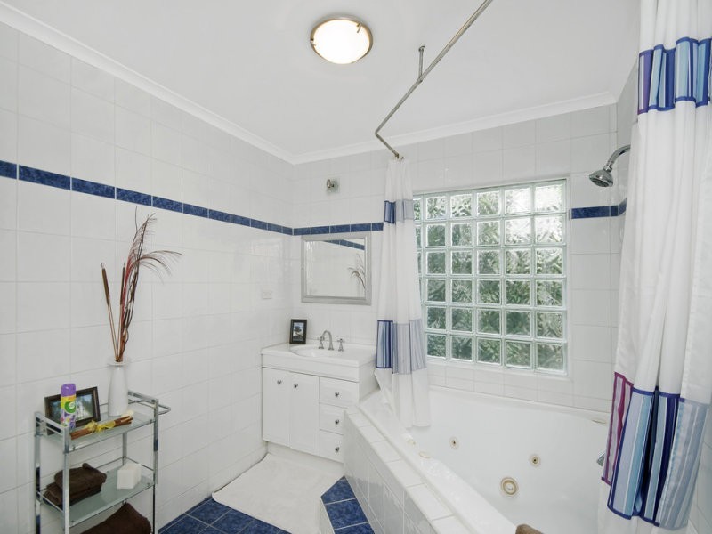 9 RADIATA CRT, Elanora QLD 4221