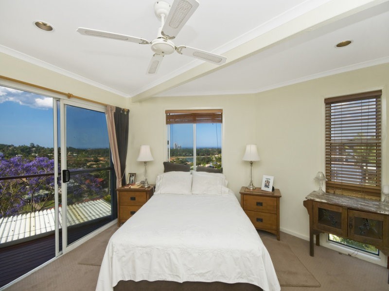 9 RADIATA CRT, Elanora QLD 4221