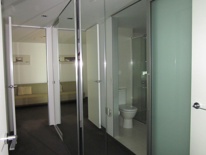 9 HAMILTON AVE, Surfers Paradise QLD 4217