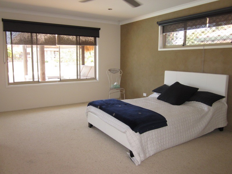 76 HOOKER BLVD, Mermaid Waters QLD 4218