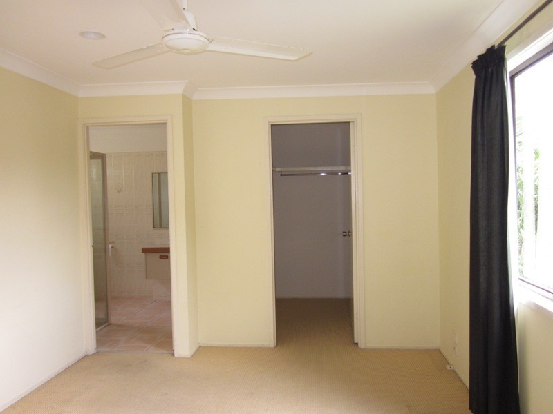 9 WILGA CRT, Ashmore QLD 4214