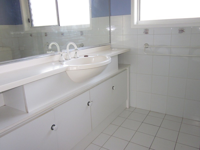 5 LAUNCH ROAD, Mermaid Waters QLD 4218