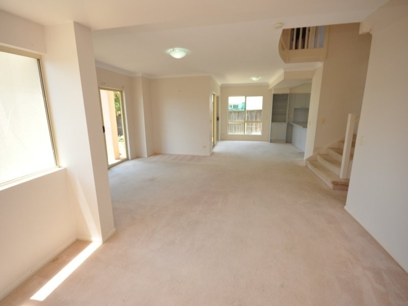 12 FORTUNA AVE, Parkwood QLD 4214