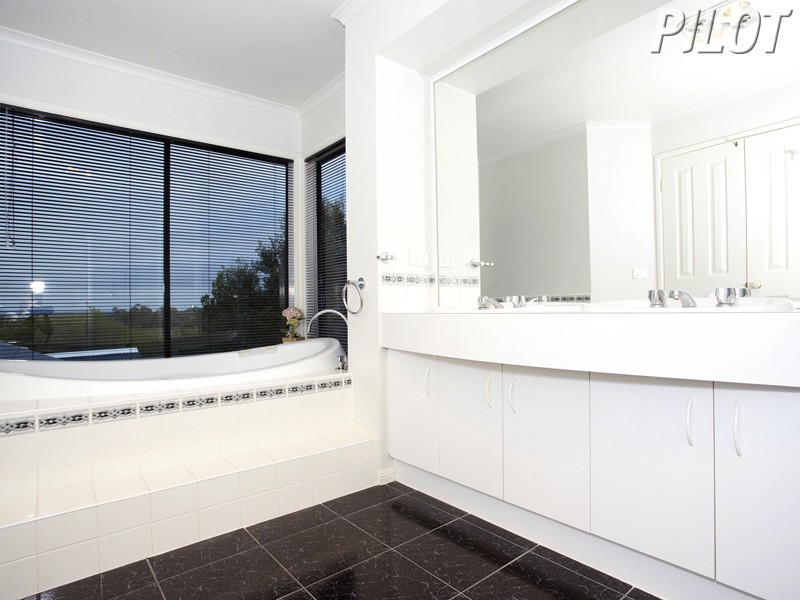 17 Colbert Court, Frankston South VIC 3199