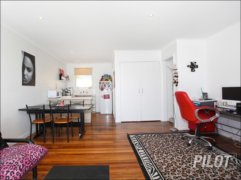 2/18 Lucerne Avenue, Mornington VIC 3931