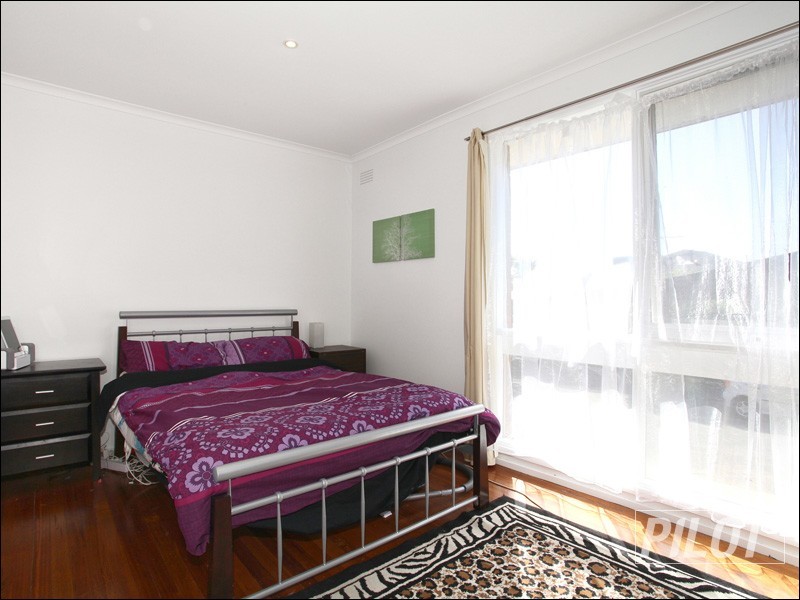 2/18 Lucerne Avenue, Mornington VIC 3931