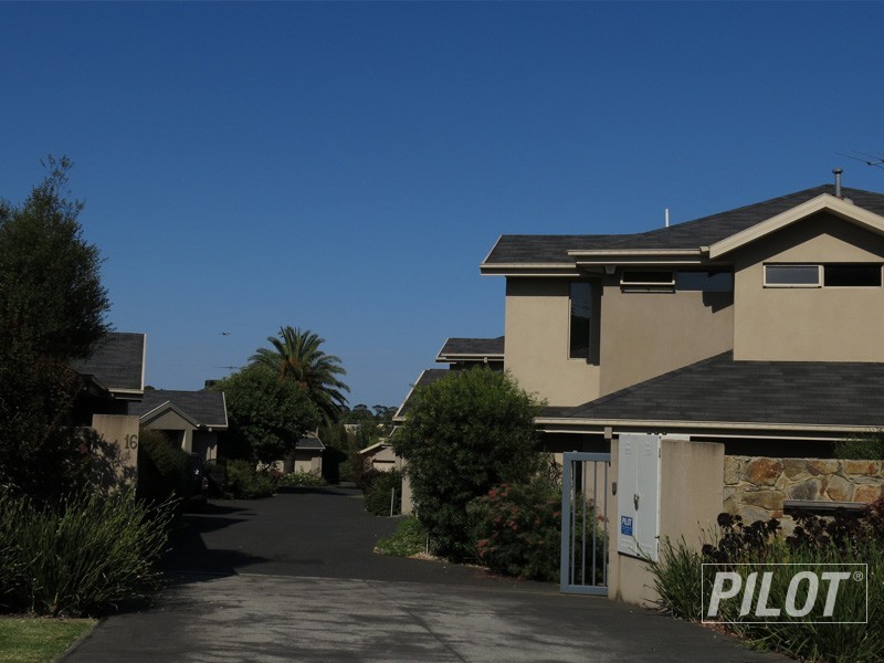 2/14-16 Lucerne Aveune, Mornington VIC 3931