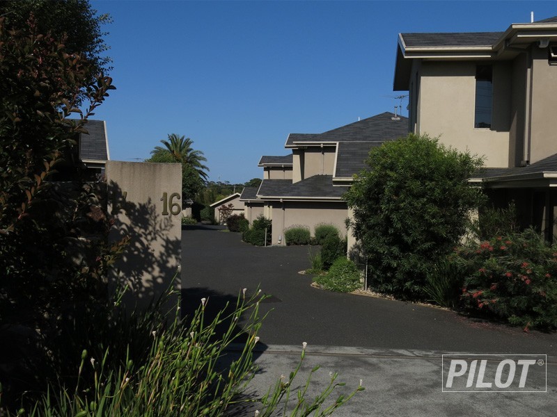 2/14-16 Lucerne Aveune, Mornington VIC 3931