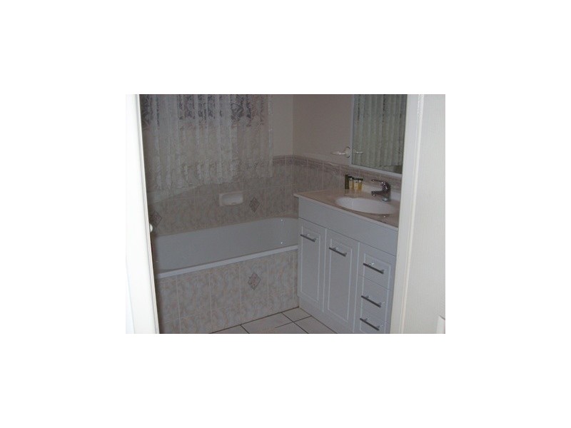 10 Ballook Street, Boyne Island QLD 4680