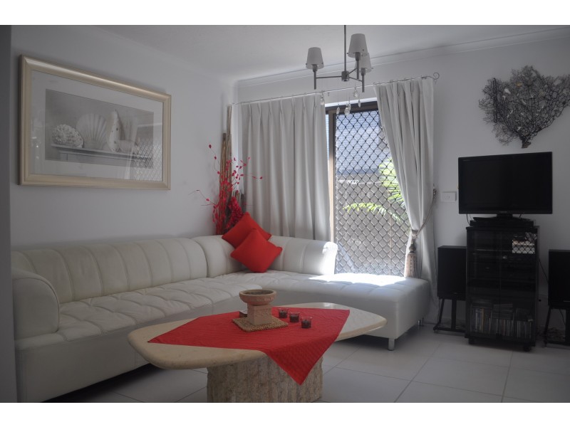 2/9 Proud St, Labrador QLD 4215