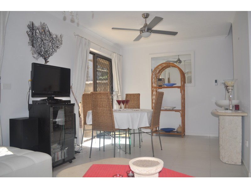 2/9 Proud St, Labrador QLD 4215