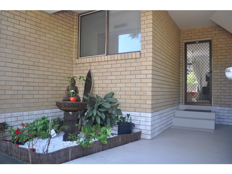 2/9 Proud St, Labrador QLD 4215