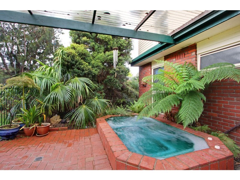 6 Meadow Road, Croydon North VIC 3136