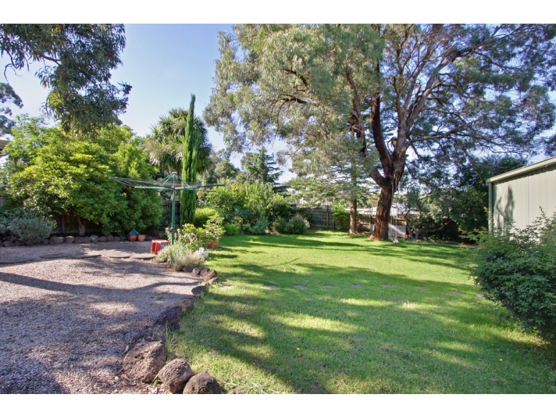 22 Araluen Drive, Croydon South VIC 3136