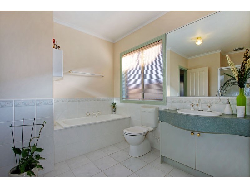 6 Norwich Close, Chirnside Park VIC 3116