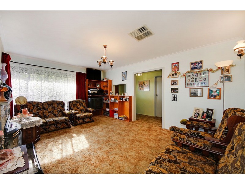 77 Esther Crescent, Mooroolbark VIC 3138