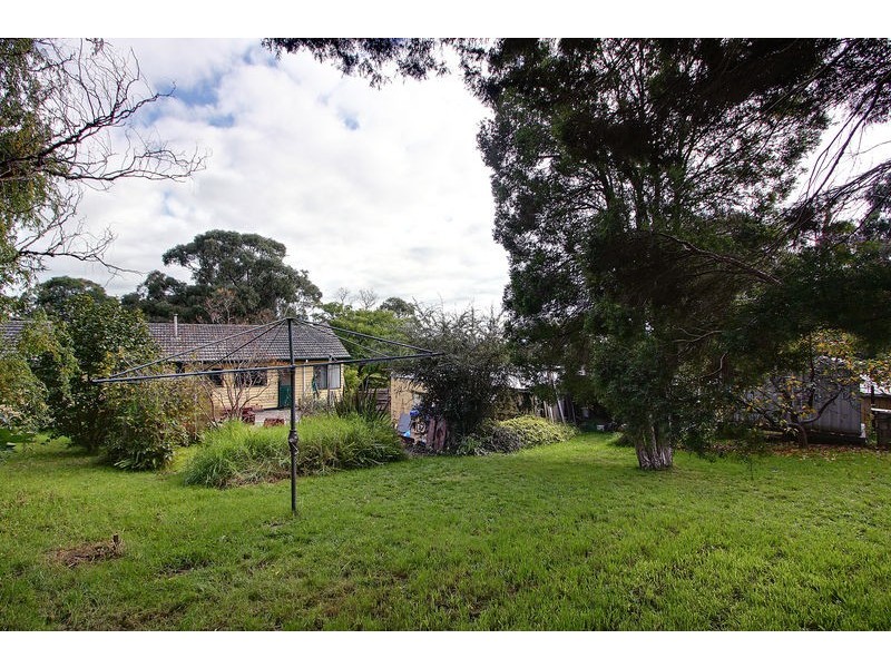 27 Ash Grove, Montrose VIC 3765