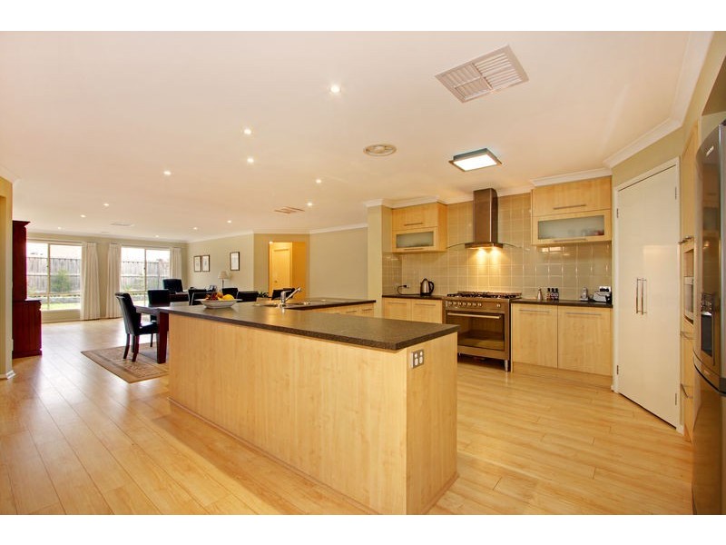 41 Sussex Avenue, Cranbourne North VIC 3977