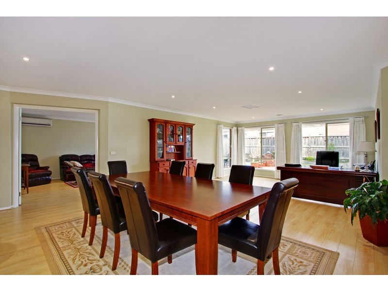 41 Sussex Avenue, Cranbourne North VIC 3977