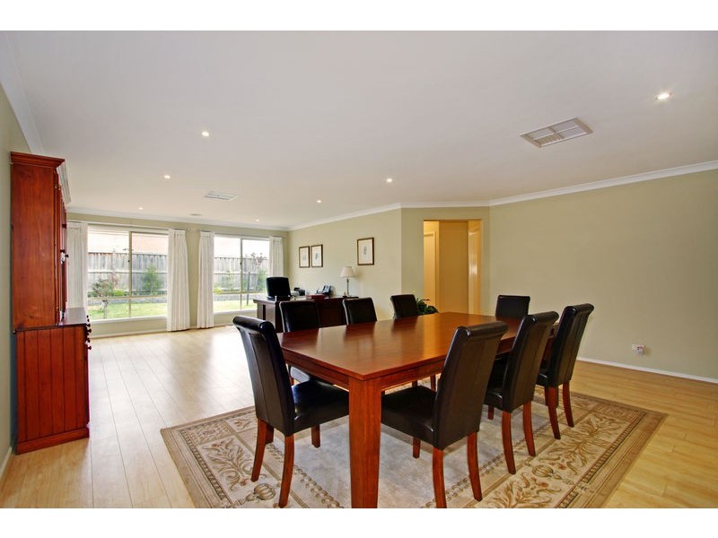 41 Sussex Avenue, Cranbourne North VIC 3977