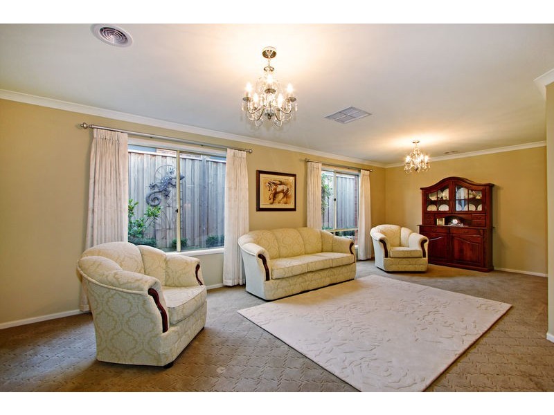 41 Sussex Avenue, Cranbourne North VIC 3977